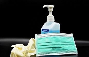 Сотрудники предприятия «Энергокомплект» передали витебским сотрудникам милиции 2000 масок и 50 литров дезсредств